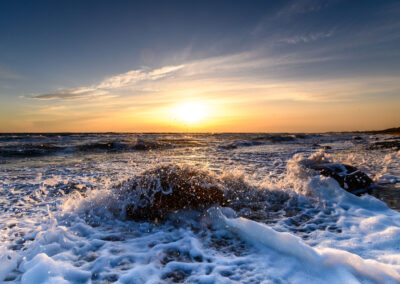 Für Frischlufts auf Fehmarn: Wellen und Sonnenuntergang